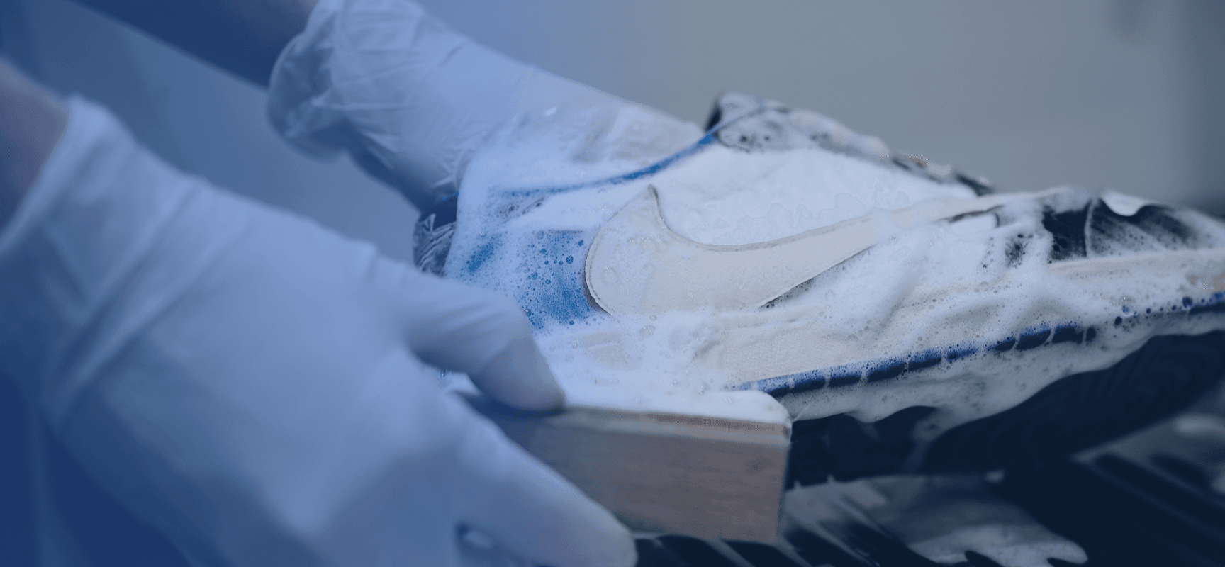 Nettoyage professionnel d'une sneaker en atelier